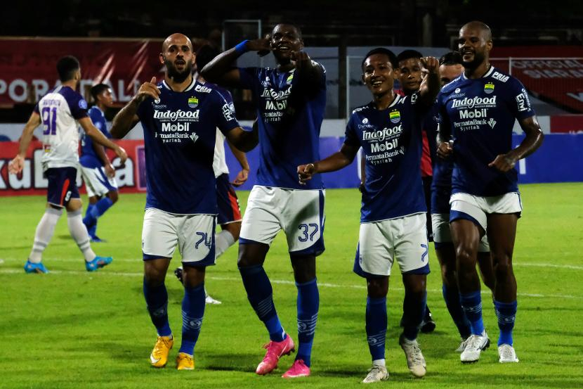 Pesepak bola Persib Bandung Bruno Cunha (tengah) bersama Rashid (kiri), Beckham Putra Nugraha (kedua kiri) dan David Da Silva (kanan). Foto: Republika.co.id.