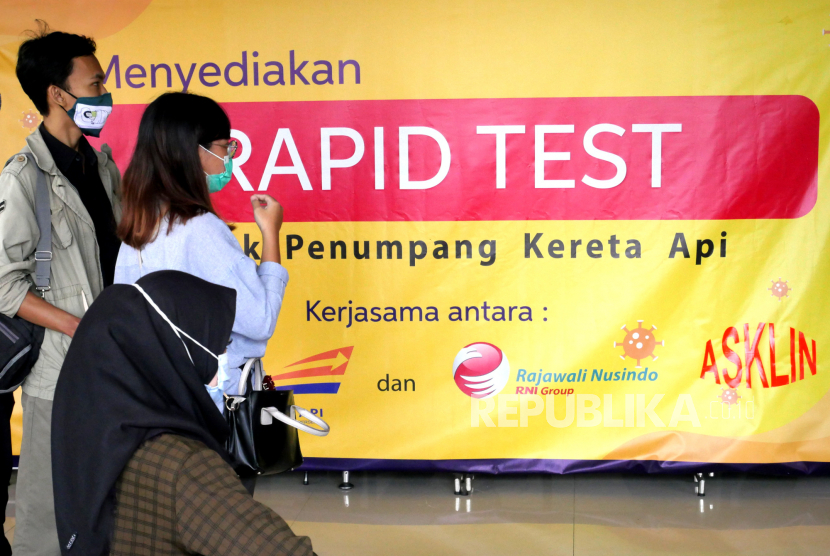 Calon penumpang kereta api jarak jauh antre menunggu giliran tes cepat antigen di Stasiun Yogyakarta, Selasa (22/12/2020). 