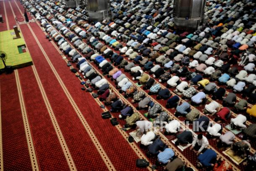 Jamaah melaksanakan ibadah Shalat Jumat di Masjid Istiqlal, Jakarta. (Republika/Thoudy Badai)