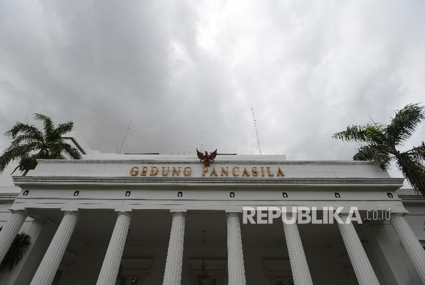 Gedung Pancasila di Jalan Pejambon, Jakarta Pusat, dulu merupakan gedung Volksraad. Di gedung inilah anggota Fraksi Nasional ramai-ramai menggunakan bahasa Indonesia pada Sidang Volksraad Juli 1938. Dari Volksraad, penggunaan bahasa Indonesia lalu menyebar ke sidang-sidang di Gemeenteraad (foto: raisan/dok republika).