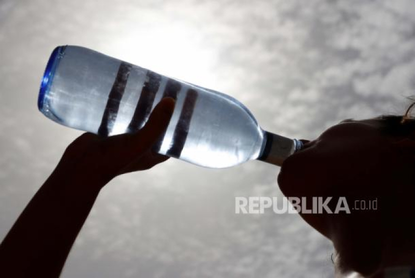 Seorang wanita minum air saat gelombang panas. Ekstrem! Kota di China Dilanda Suhu Panas 52 Derajat Celsius. Foto: EPA-EFE/J.J. GUILLEN