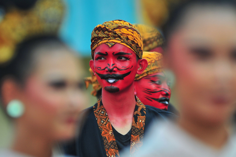 Seorang penari karakter si Cepot menunggu jelang upacara persemian Turnamen Piala Presiden 2024 di Stadion Si Jalak Harupat, Soreang, Kabupaten Bandung, Jumat (19/7/2024). (Foto: Yogi Ardhi/Republika Network) Nikon D3, Nikkor 300/2,8 ED MF