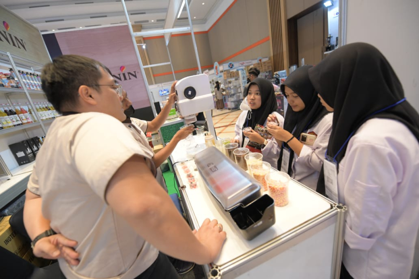 Pengunjung Bandung International Food & Hotel Expo (BIFHEX) 2023 sedang menyicipi kuliner yang disajikan di pameran/Biro Adpim Humas Pemprov Jabar