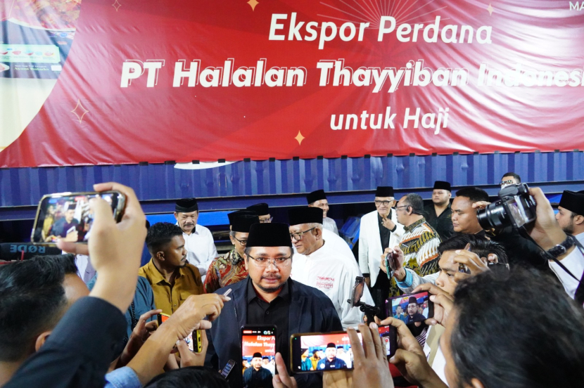 Menteri Agama Yaqut Cholil Qoumas ikut melepas ekspor perdana makanan siap saji yang dilakukan PT Halalan Thayyiban Indonesia Tbk (HATI) ke Arab Saudi. Perdana, Indonesia Ekspor Makanan Siap Saji Jamaah Haji ke Arab Saudi. Foto: Kemenag