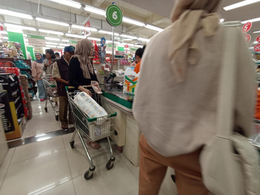 Warga berbelanja kebutuhan konsumsinya di sebuah gerai supermarket di Bandung, Sabtu (30/3/2024). Tren belanja warga terus meningkat seiring semakin dekatnya hari raya Idul Fitri 1445H tahun ini.