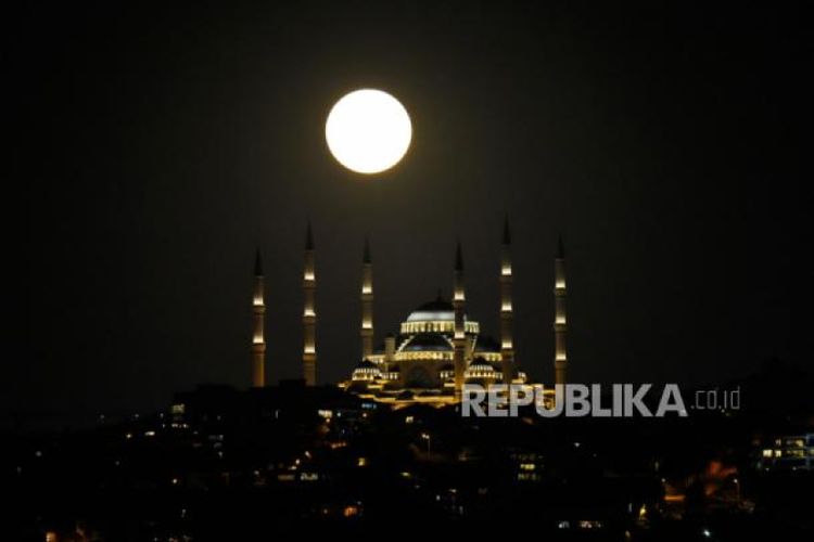 Bulan purnama super terbit di belakang masjid Camlica di Istanbul, Turki, Senin, (3/7/2023). Foto: AP Photo/Francisco Seco