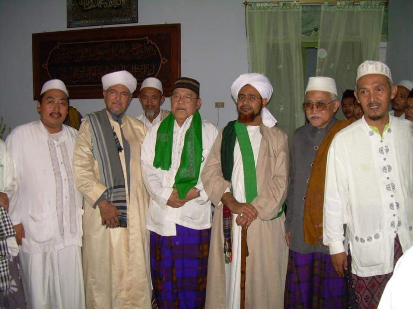 Habib Umar bin Hafidz berfoto bersama para kiai NU di Kediri sekitar 10 tahun lalu. Foto: Istimewa