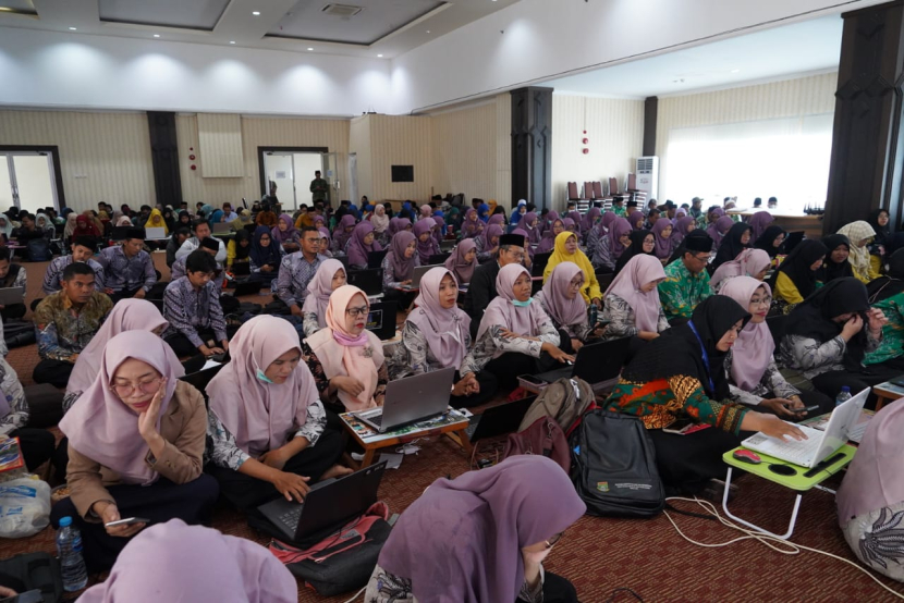 Peserta CBT Pemetaan Kompetensi Online Program Pengembangan Keprofesian Berkelanjutan Guru Pendidikan Agama Islam tingkat TK, SD, SMP dan SMA/SMK Kota Cilegon. Wali Kota Cilegon Ajak Guru Bekerja Ikhlas. Foto: Diskominfo Kota Cilegon