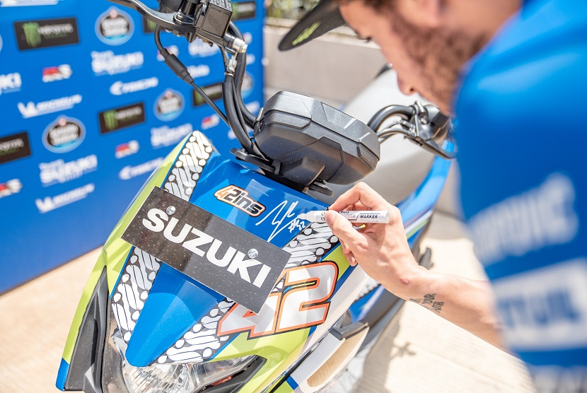 Alex Rins membubuhi tanda tangan di Suzuki Nex II/sumber: PR Suzuki Indonesia
