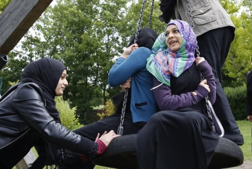 Ilustrasi persahabatan. Mencari Teman Setia: Nasihat Buya Hamka dalam Pertemanan. Foto: Reuters/Olivia Harris