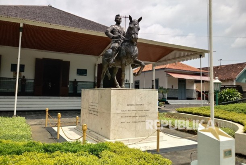 Patung Panglima Besar Jenderal Soedirman saat menunggangi kuda yang dipajang di depan Museum Sasmitaloka Panglima Besar Jenderal Soedirman, Yogyakarta. Foto: Republika/Silvy Dian Setiawan