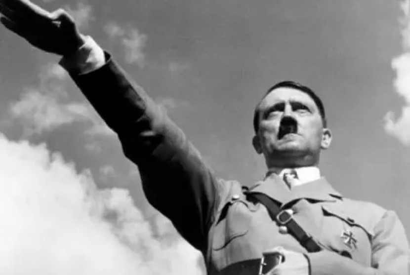 Adolf Hitler memberikan salam hormat ala Nazi. Kekuasaan otoriter Hitler di Jermah dahulu ternyata didukung kaum kaya atau oligarki.