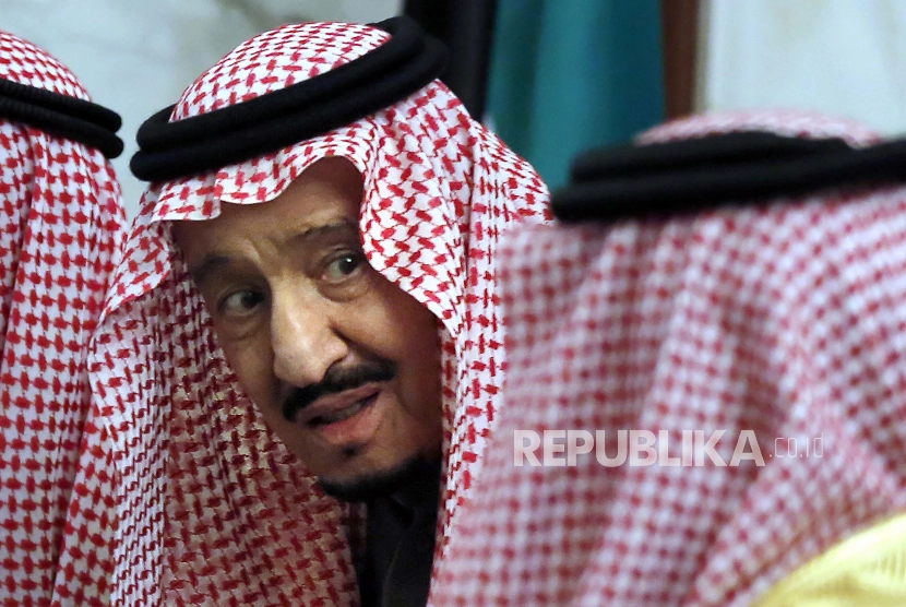 Raja Salman memiliki 3 istri dan 13 anak.