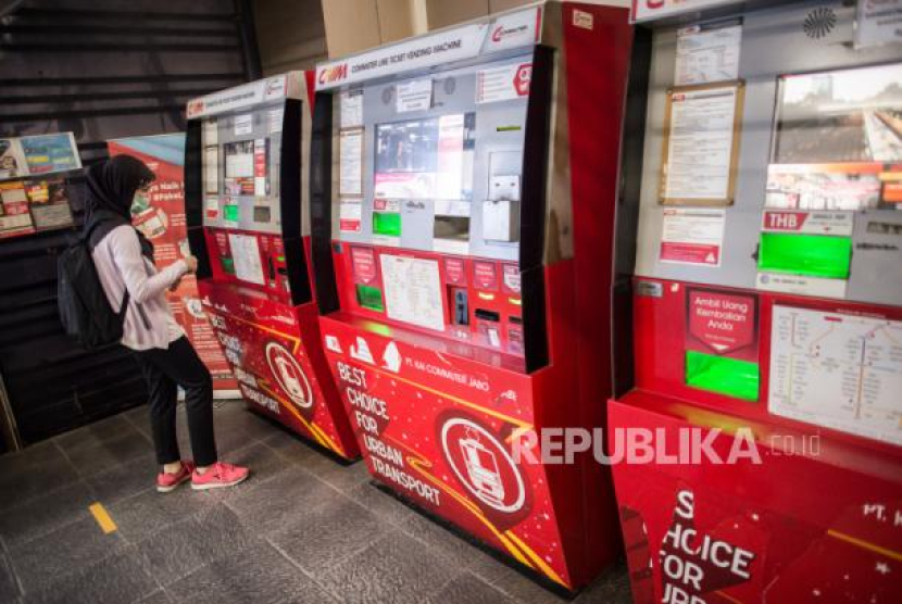 Calon penumpang KRL membeli tiket kereta di Stasiun Manggarai, Jakarta. Cara Beli Kartu Multi Trip KRL dan Top up Saldo di Vending Machine. Foto: Republika/Thoudy Badai