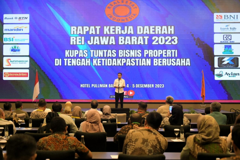 Bey Machmudin saat membuka Rapat Kerja Daerah (Rakerda) Real Estate Indonesia (REI) Jawa Barat 2023 di Pullman Hotel, Kota Bandung, Senin (4/12/2023)/Humas Pemprov Jabar