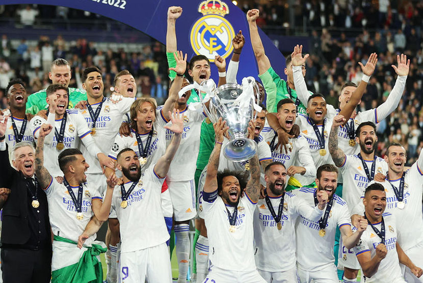 Pemain Real Madrid mengangkat trofi LIga Champions 2021 2022 usai mengalahkan Liverpool, Ahad 29 Mei 2022