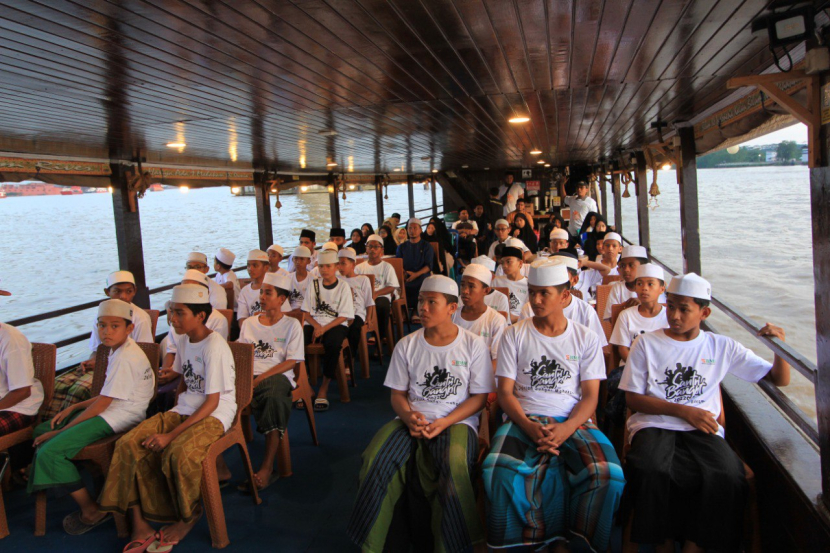 BMH Perwakilan Kalimantan Timur mengajak para santri berkegiatan di atas kapal wisata untuk menyeberangi dermaga kapal wisata Sungai Mahakam, Pasar Pagi Samarinda.  (Foto-foto: Dok BMH)