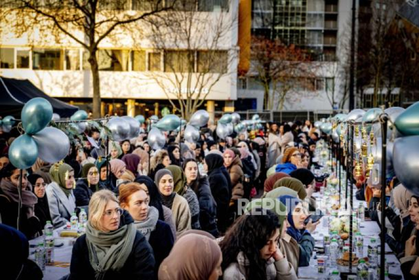 Sejumlah orang menghadiri buka puasa di depan gedung Markthal (Market Hall) pada bulan puasa Ramadhan di Rotterdam, Belanda, Kamis (13/4/2023). (dok. EPA-EFE/ROBIN UTRECHT)