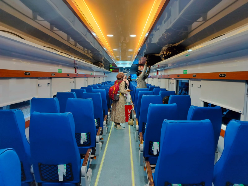Suasana di dalam Kereta Api Jayabaya Ekonomi New Generation dengan interior mirip kereta eksekutif (Foto: Humas PT KAI)