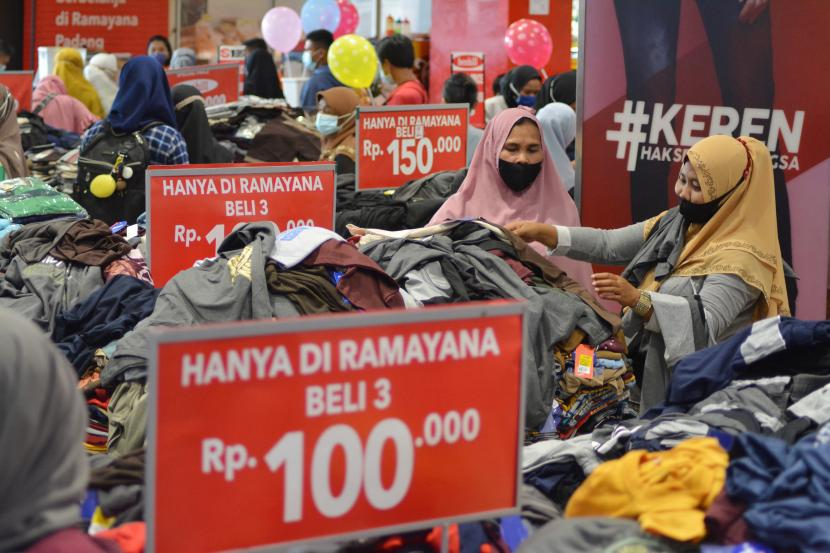 Ilustrasi ibu-ibu berburu baju Lebaran. Buya HAMKA memberikan nasihat kepada umat Islam untuk mengejar malam Lailatul Qadar.