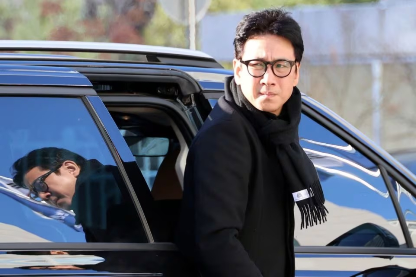 Aktor Korea Selatan Lee Sun-kyun tiba di kantor polisi untuk diinterogasi terkait dugaan penggunaan narkoba ilegal di Incheon, Korea Selatan, 23 Desember 2023. Dok: Yonhap