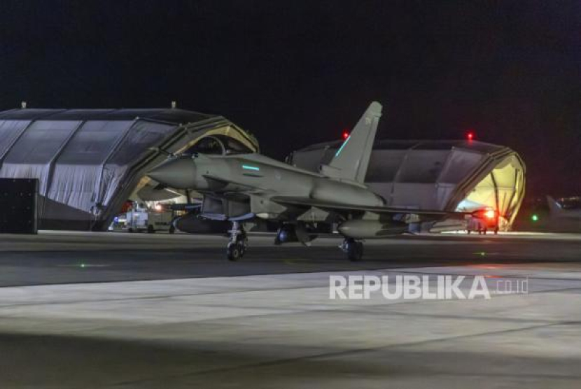Pesawat Typhoon RAF di RAF Akrotiri di Siprus, setelah menyerang sasaran di Yaman Kamis (11/1/2024). (dok. Kementerian Pertahanan Inggris via AP)
