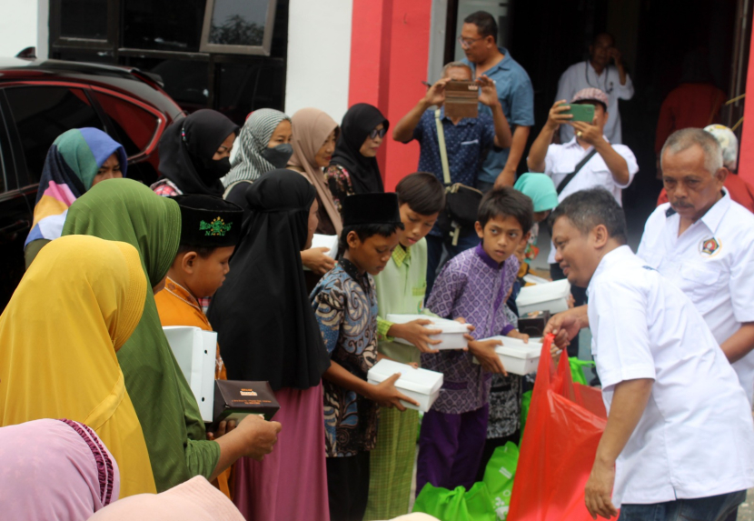 Penyerahan santunan tersebut dilakukan secara simbolis untuk anak yatim dan dhuafa di Indramayu. (dok Matapantura.republika/co.id) 