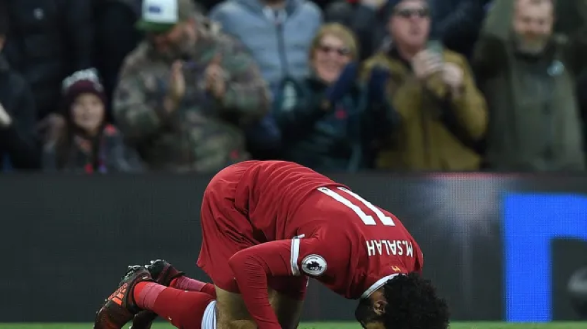 Mohamed Salah merayakan gol pertama timnya melawan Southampton di Anfield pada 18 November 2017. (PAUL ELLIS/AFP/Getty Images)
