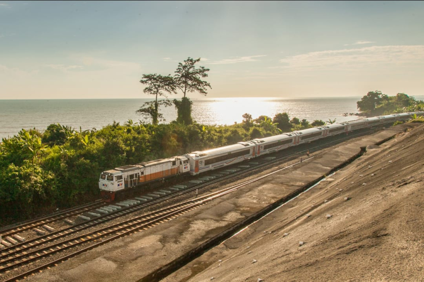 Ilustrasi. Kereta api PT KAI tengah melintas di pinggir pantai. (Foto: Dok. Humas PT KAI)