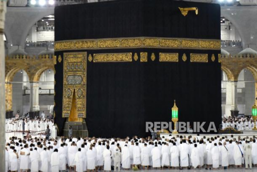 Otoritas Saudi mencopot stiker di tanah yang menunjukkan posisi jarak sosial, di Masjidil Haram Makkah, Arab Saudi, pada 6 Maret 2022. Jarak sosial ditetapkan pada 2020 dan bagian dari tindakan Covid-19. - (Balkis Press/ABACAPRESS.COM)