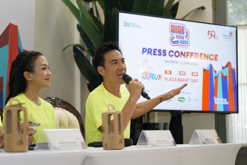 Brand Ambassador Digiland Run 2024 Melanie Putria, dan Daniel Mananta menjawab pertanyaan wartawan saat konferensi pers dalam rangka peringatan HUT ke-59 Telkom di Jakarta, Senin (10/6). 