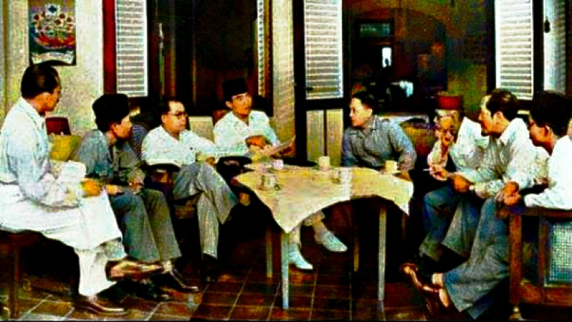Bung Karno (keempar dari kiri), didampingi Bung Hatta (ketiga dari kiri), menerima tamu tokoh-tokoh pejuang 45 di kediamannya di Pegangsaan Timur 56 Jakarta.