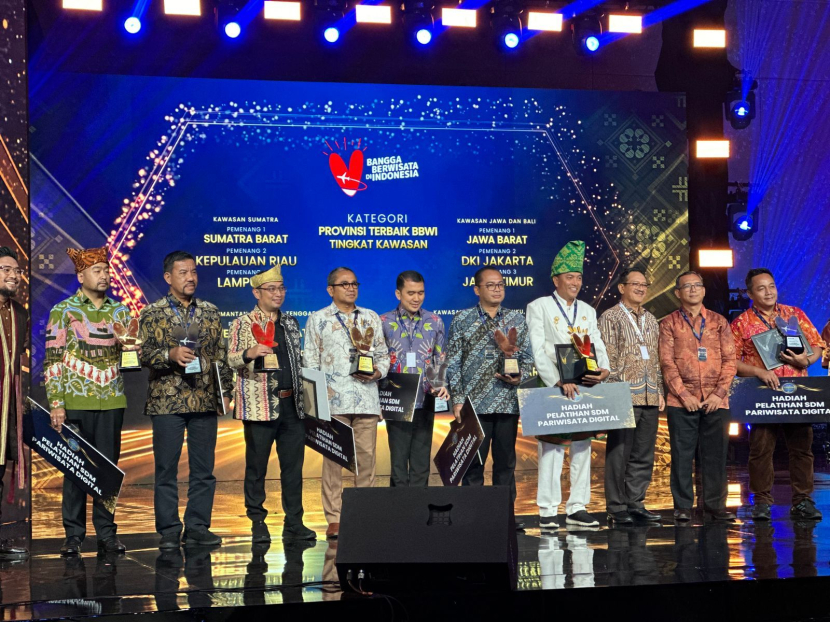 Penghargaan pada Provinsi Jabar diberikan oleh Kementerian Koordinator Bidang Kemaritiman dan Investasi Republik Indonesia di Hotel Mulia Senayan, Jakarta, Jumat (15/12/2023)./dok Humas Pemprov Jabar