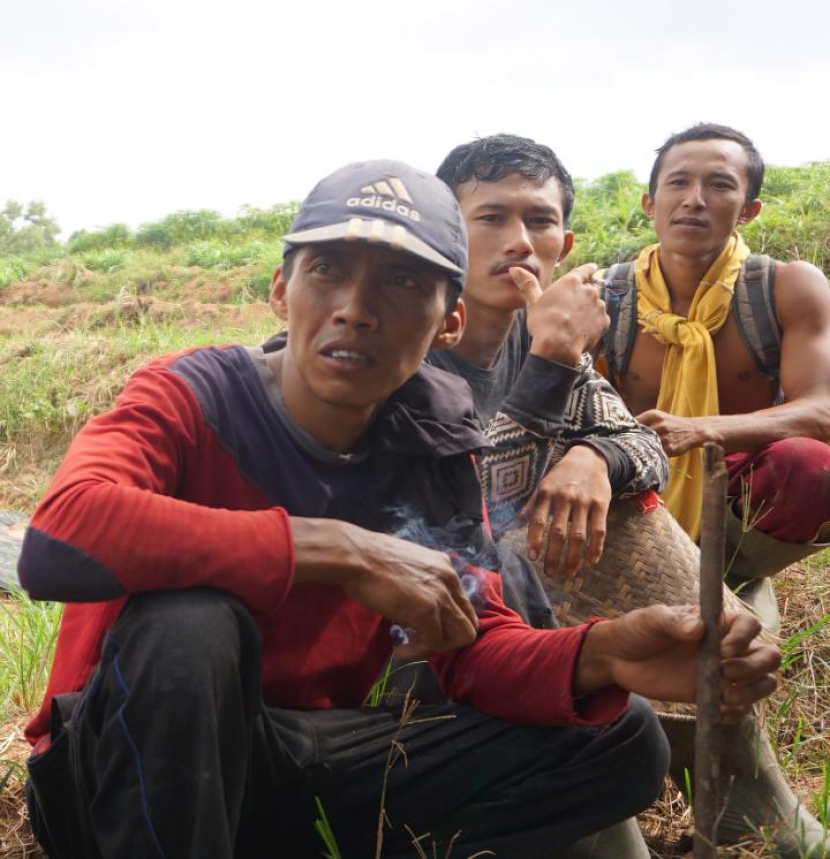 Yuwono (pertama dari kiri) sedang menceritakan pengalaman tadi malam tentang gangguan gajah yang masuk ke ladangnya. (foto TFCA-Sumatera)