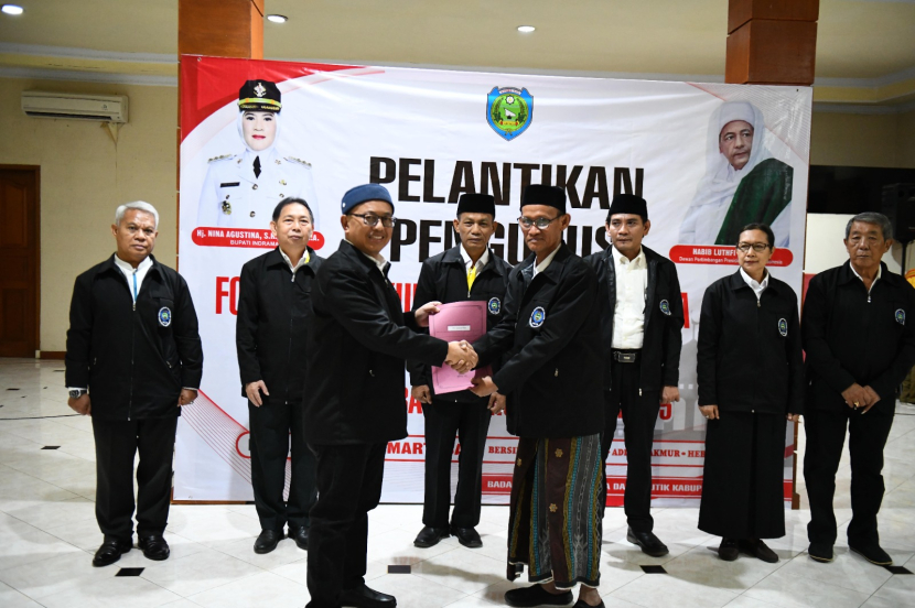 KH Syaerozi Bilal (kanan, depan) resmi memimpin FKUB Indramayu periode 2023-2025. (Dok Diskominfo Indramayu)