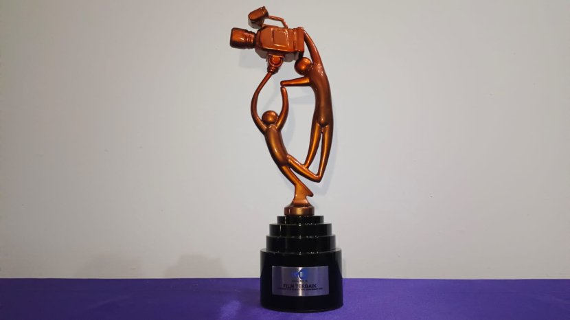 Piala Film Terbaik Festival Film Pendek TVRI Jawa Barat 2023 yang diperoleh PT KAI lewat film 