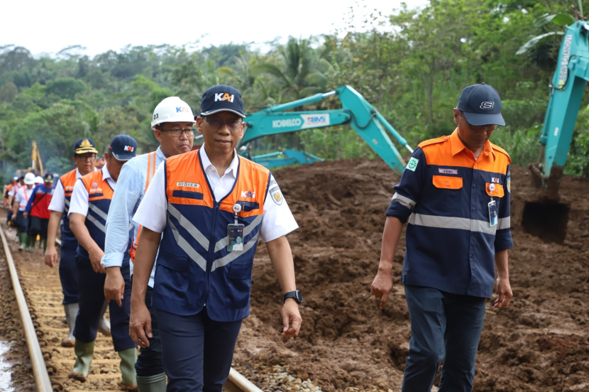 Direktur Utama PT Kereta Api Indonesia, Didiek Hartantyo (kiri), bersama stakeholders perkeretaapian pada Selasa (5/12), melakukan tinjauan langsung ke KM 340 + 100 petak jalan antara Stasiun Karanggandul dan Karangsari, yang terkena dampak longsor akibat curah hujan yang tinggi pada Senin (4/12) lalu. (Foto: Humas PT KAI)