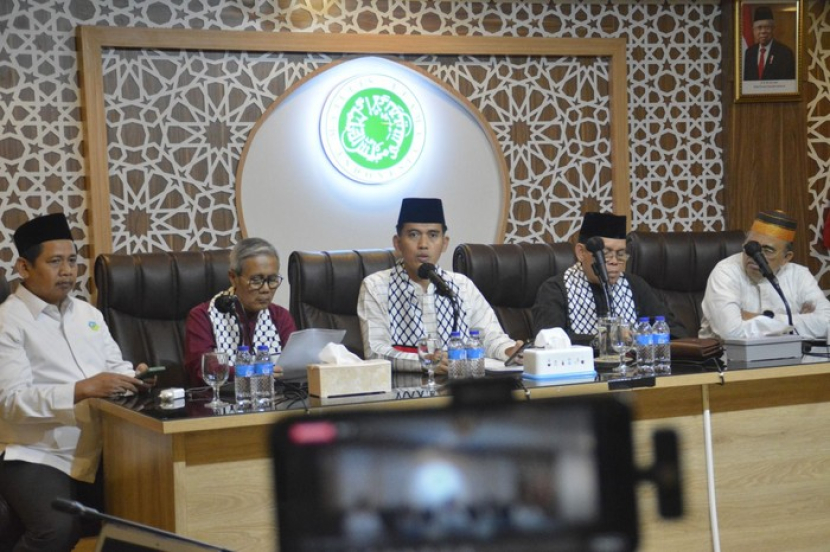 Prof. Dr. KH. Asrorun Niam Sholeh, Ketua MUI Bidang Fatwa menyampaikan keterangan perse terkait Fatwa MUI yang mengharamkan membeli Produk-Produk Israel, di Kantor MUI, Jakarta, Jumat (10/11/2023).
