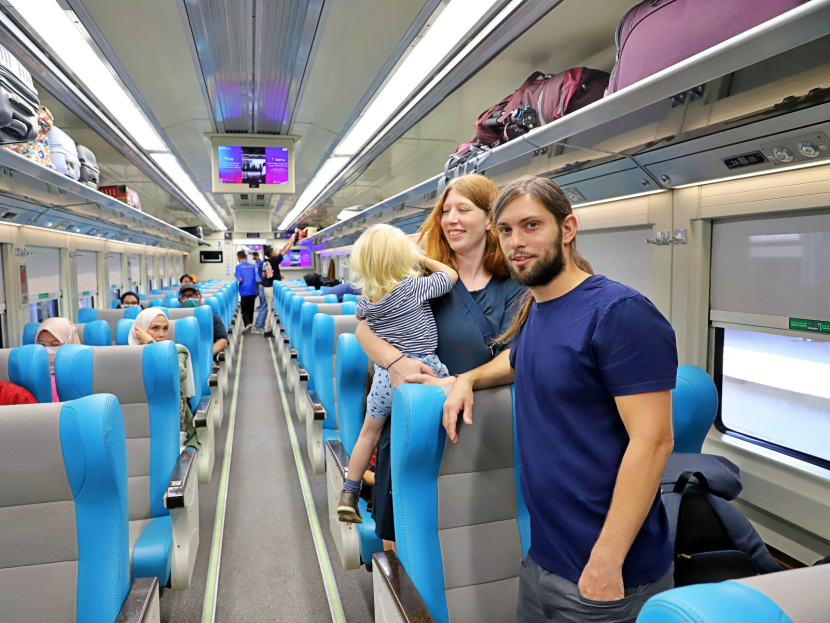 Moda transportasi kereta api juga menjadi primadona bagi warga negara asing yang sedang berwisata di Indonesia. (Foto: Humas PT KAI)