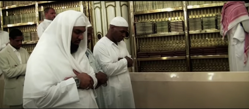 Mike Tyson menunaikan shalat lima waktu di Masjid Nabawi. (CDA)