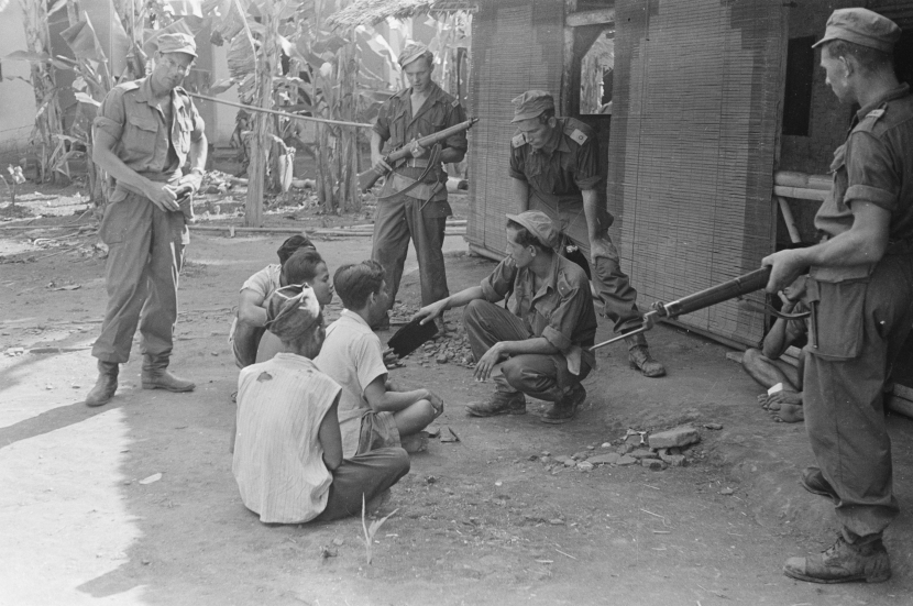 Tentara Belanda interogasi rakyat sewaktu perang kemerdekaan.