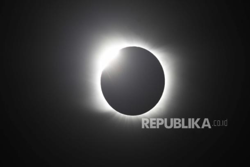  Ilustrasi. Bulan menutupi matahari selama gerhana matahari total di Piedra del Aguila, Argentina, Senin 14 Desember 2020. Foto: AP/Natacha Pisarenko