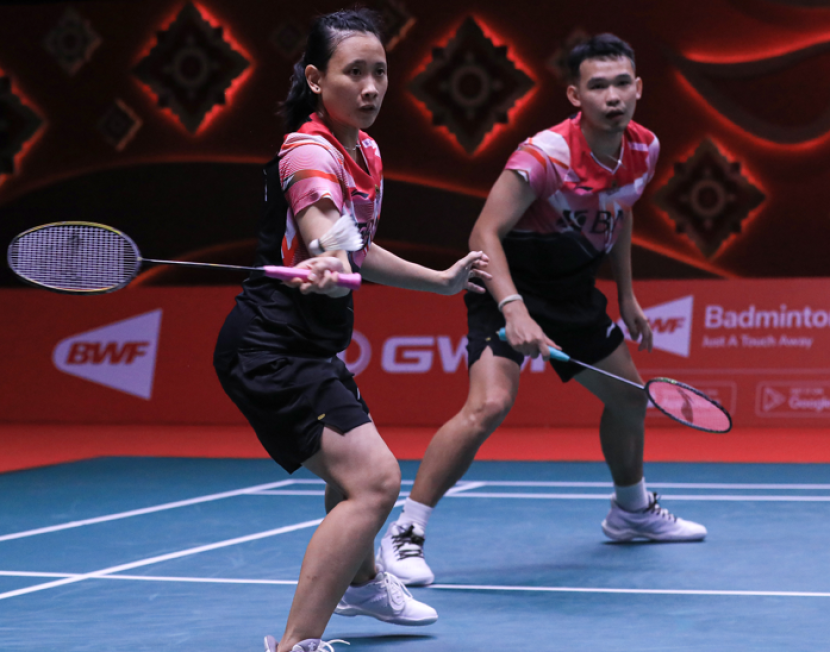 Pasangan ganda campuran Rinov Rivaldy/Pitha Mentari Haningtyas mengalahkan seniornya yang saat ini membela PB Djarum, Dejan Ferdinansyah/Gloria Emmanuelle Widjaja di babak pertama Swiss Open 2023.