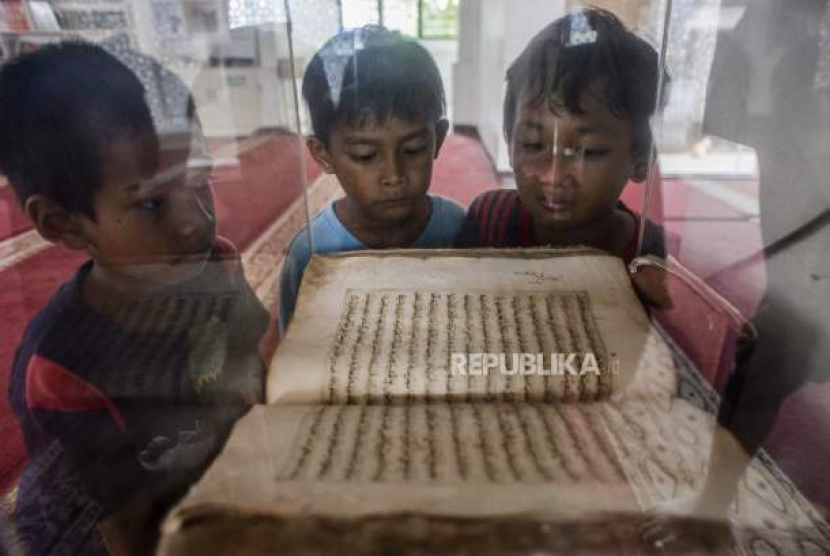 Anak-anak melihat Al-Quran yang dipajang di Masjid Al Mustofa, Bantarjati, Kota Bogor, Jawa Barat, Kamis (10/2/2022). (Putra M Akbar/Republika) 