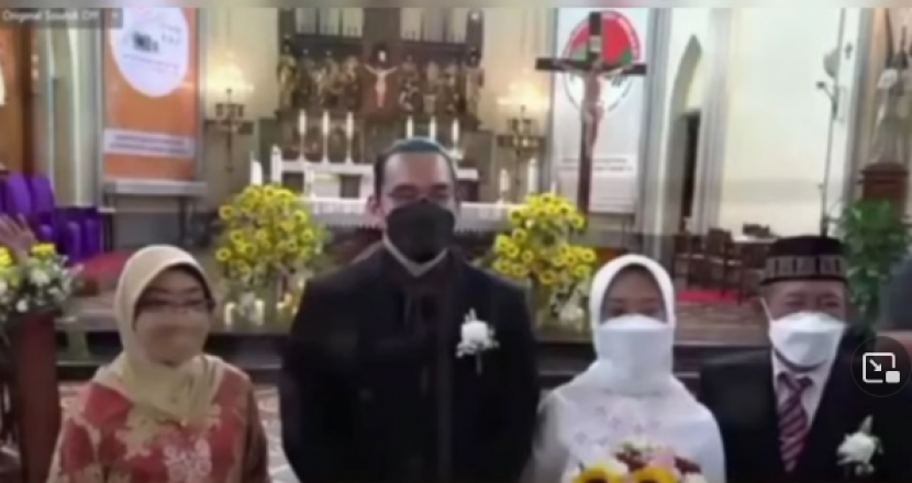 Kartika Ayu Dewi yang menikah dengan seorang pria bernama Gerald Bastian di Gereja Katerdal, Foto: Tangkapan Layar.