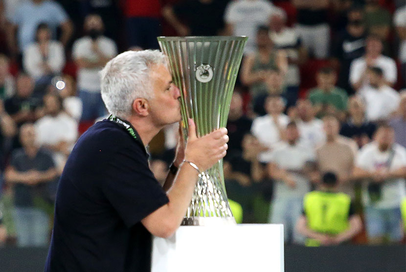 Ini Komentar Mourinho Usai AS Roma Juara Conference League | sepakpojok