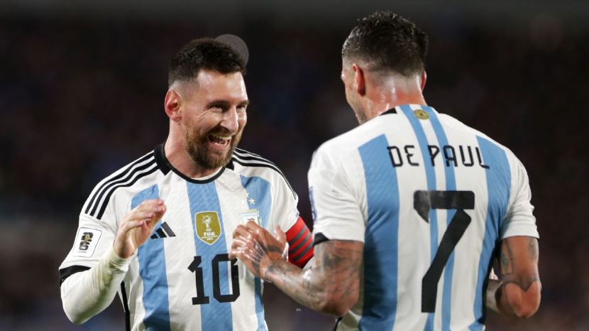 Lionel Messi melakukan selebrasi usai mencetak gol ke gawang Ekuador di kualifikasi Piala Dunia 2026, Jumat (8/9/2023). Foto: espn.com 