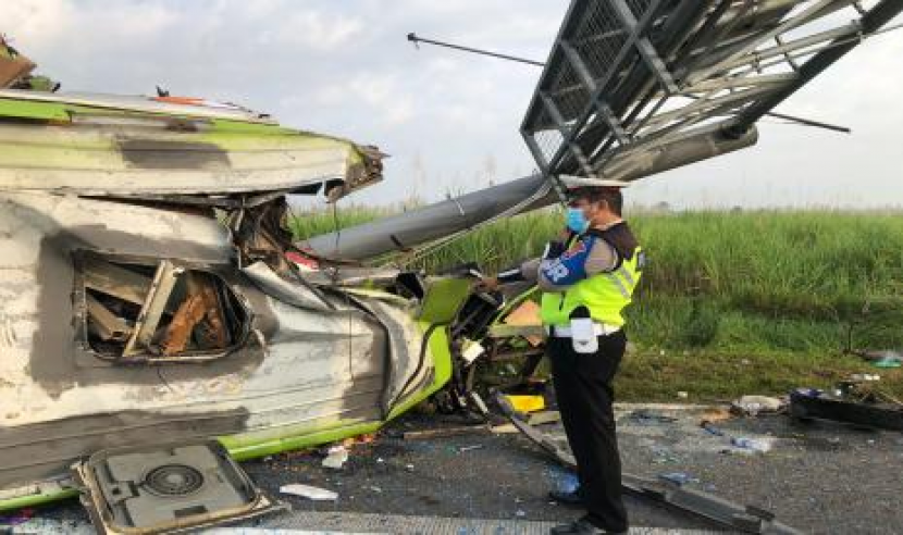 Kecelakaan Tunggal. Sebuah bus pariwisata mengalami kecelakaan tunggal di KM 712 Jalan Tol Mojokerto-Surabaya, Senin (16/5/2022). Dilaporkan 14 orang meninggal dunia dan 12 orang luka-luka dalam peristiwa tersebut. Foto: Republika.