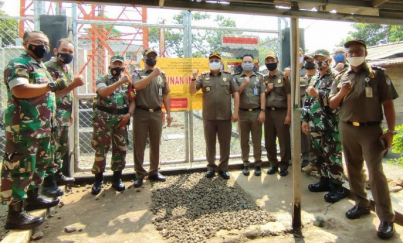 Aparat Satpol PP Kota Depok segel bangunan tower karena tak miliki IMB.