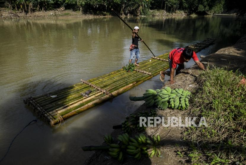 Eretan atau getek perahu dari bambu. Eretan menjadi transportasi utama di Jakarta tempo dulu. Foto: Republika.